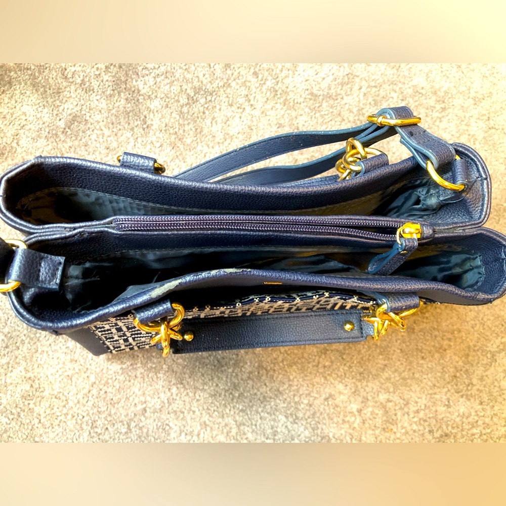 Tommy Hilfiger navy purse 😀 - Picture 4 of 9